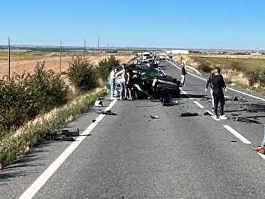 Cinco heridos en una colisión frontal en el término de Escobar de Polendos