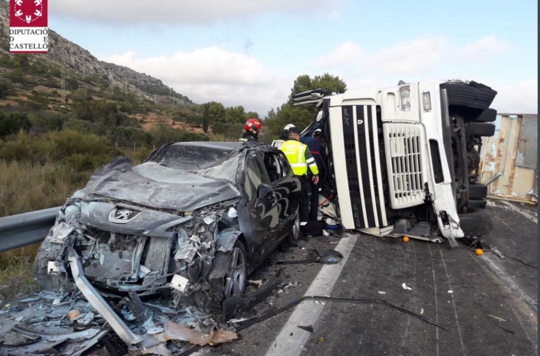 El conductor del camión falleció como consecuencia del choque con el turismo