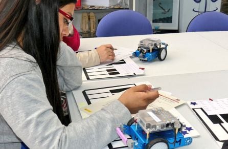 Los participantes comienzan con el uso de la fabricación digital y después aprenden a montar el kit robótico.