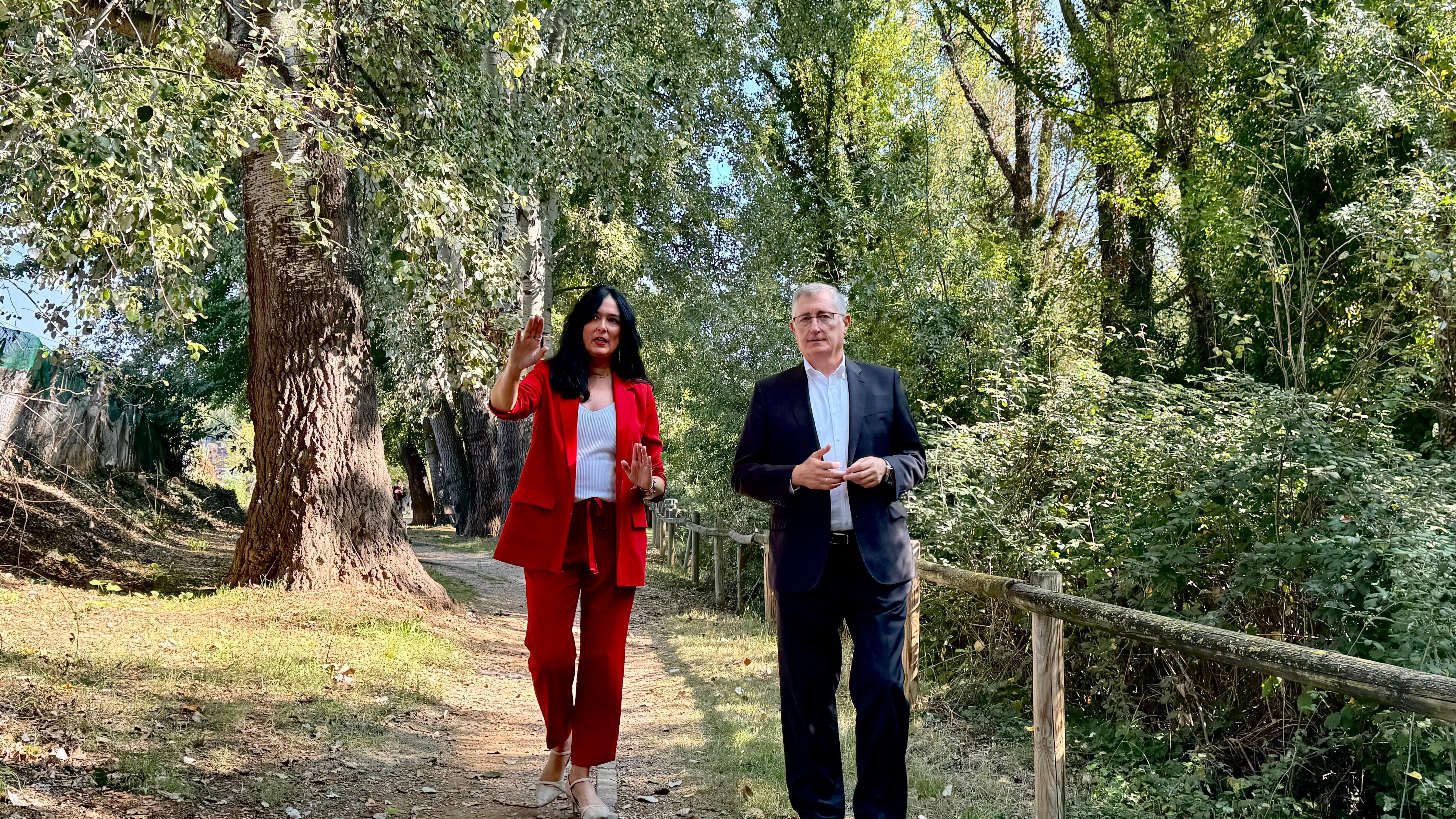La alcaldesa de Huesca y el consejero de Medio Ambiente han paseado por la ribera del Isuela junto a Huesca