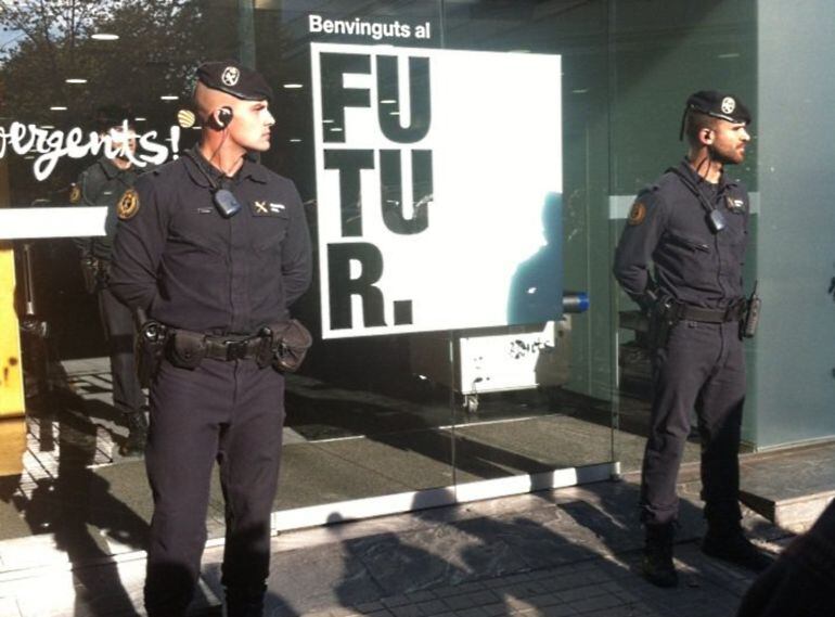 La Guàrdia Civil, a les portes de la seu de CDC