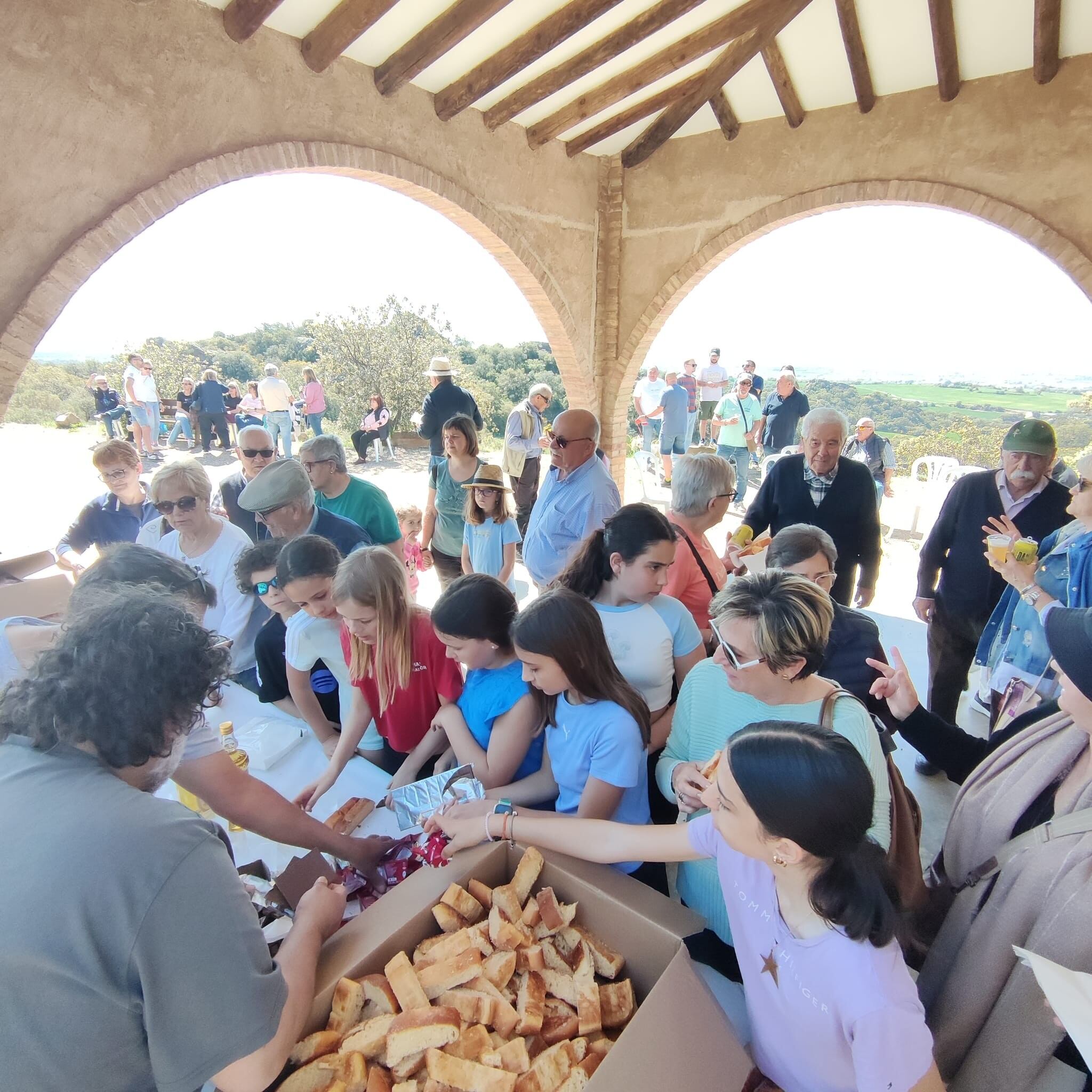 Reparto de torta y chocolate en la ermita San Isidro en San Esteban de Litera