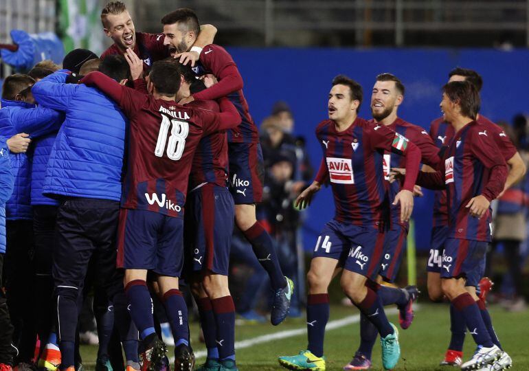 Los jugadores del Eibar celebran un gol