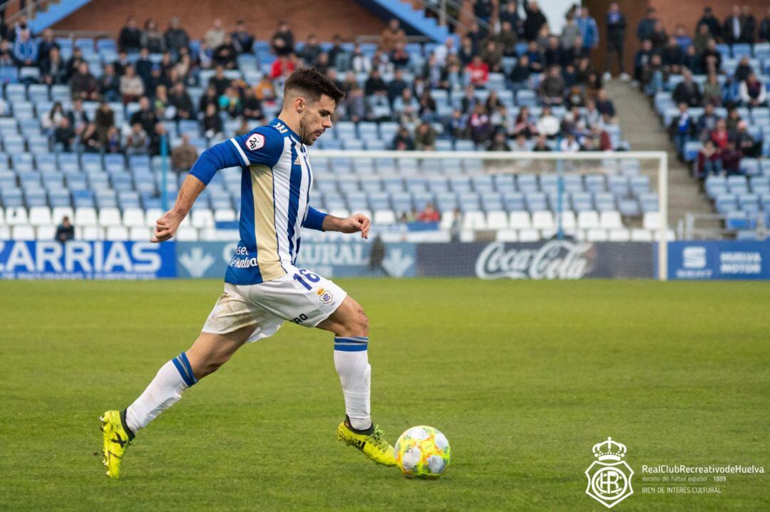 Miguel Cera conduce el balón durante un partido de esta temporada.