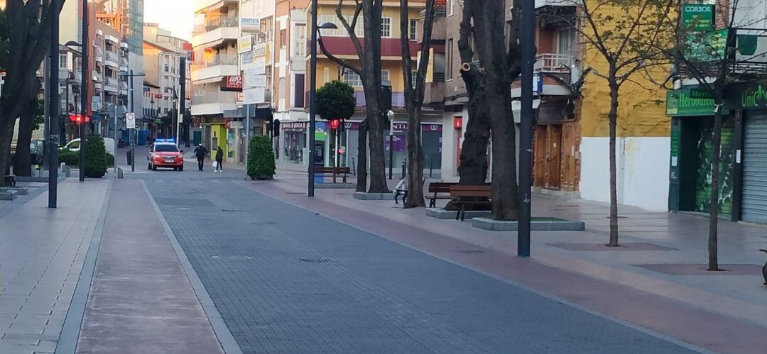 En las calles desiertas de Getafe la Policía Local acude a felicitar desde la vía pública a niños que cumplen años