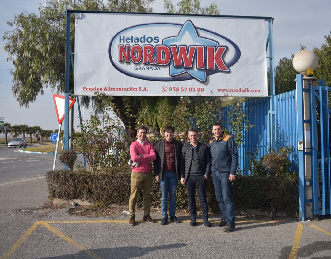El alcalde de Churriana de la Vega (Granada), segundo por la izquierda, en su visita a la factoría de Nordwik
