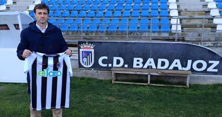 Izquierdo posa con la camiseta del club en el que triunfó como jugador y pretende hacerlo como entrenador