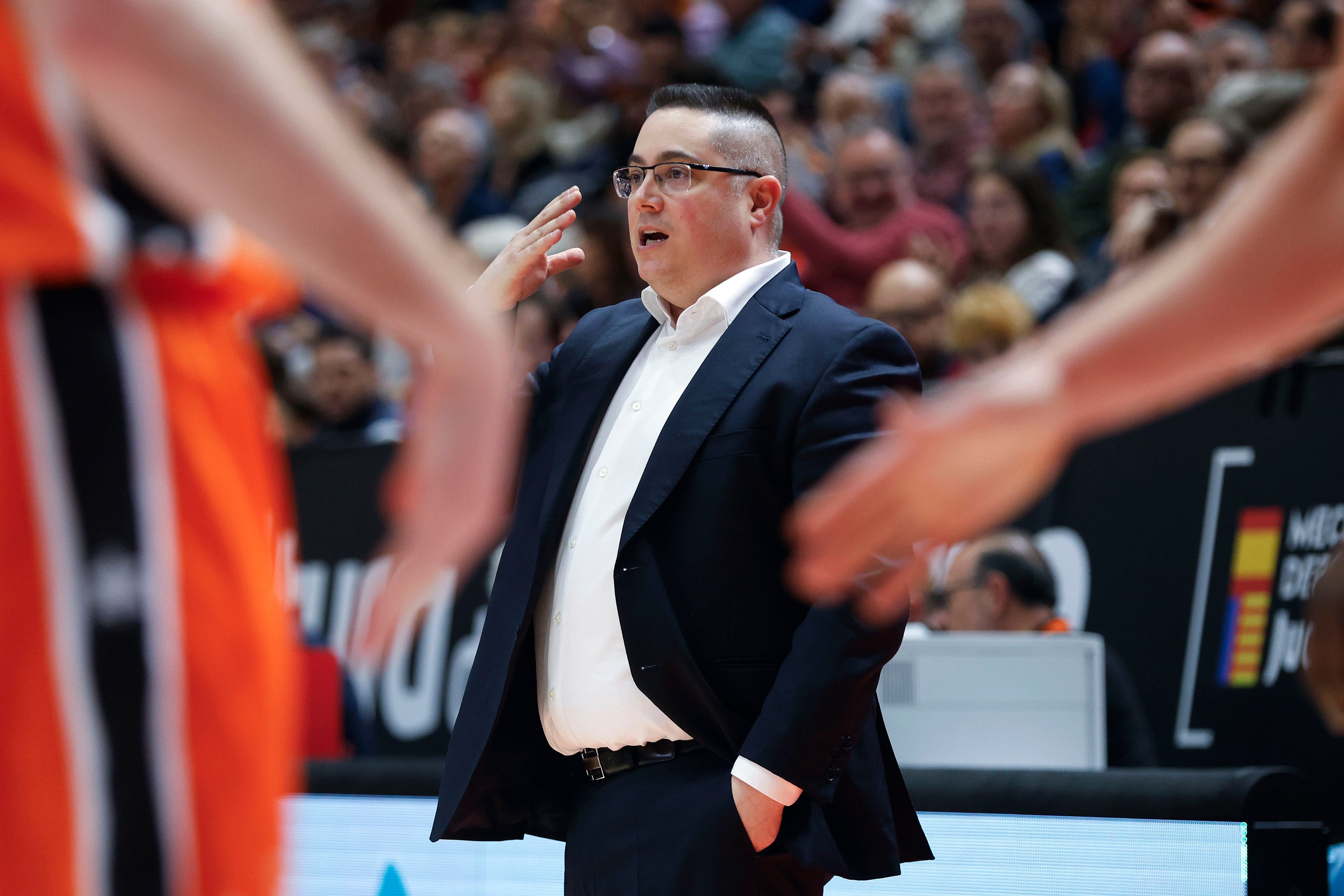 VALENCIA, 22/03/2025.- El entrenador del Leyma Coruña, Diego Epifanio, durante el partido de baloncesto correspondiente a la J24 de la Liga Endesa, disputado hoy sábado en el pabellón de la fuente San Luis de Valencia, entre Valencia Basket y Leyma Coruña. EFE/Miguel Ángel Polo.