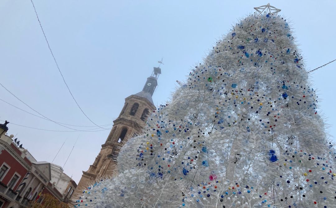 Imagen del gran árbol de navidad que, este año, se ha instalado en la Plaza de España en vez de en la Plaza de la Constitución de Valdepeñas (Ciudad Real) 