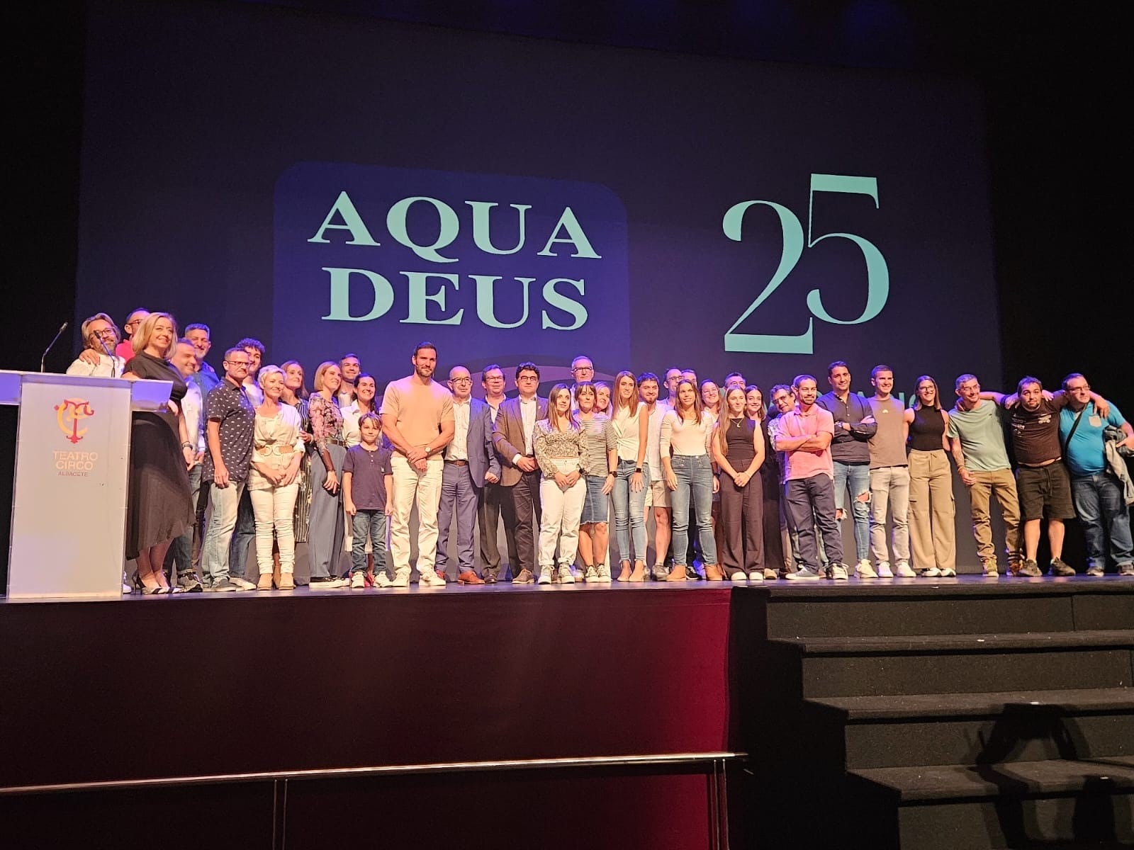 Foto de familia con Sául Craviotto en el Teatro Circo de Albacete