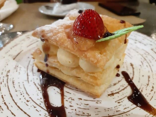 Pastel del milhojas con crema pastelera