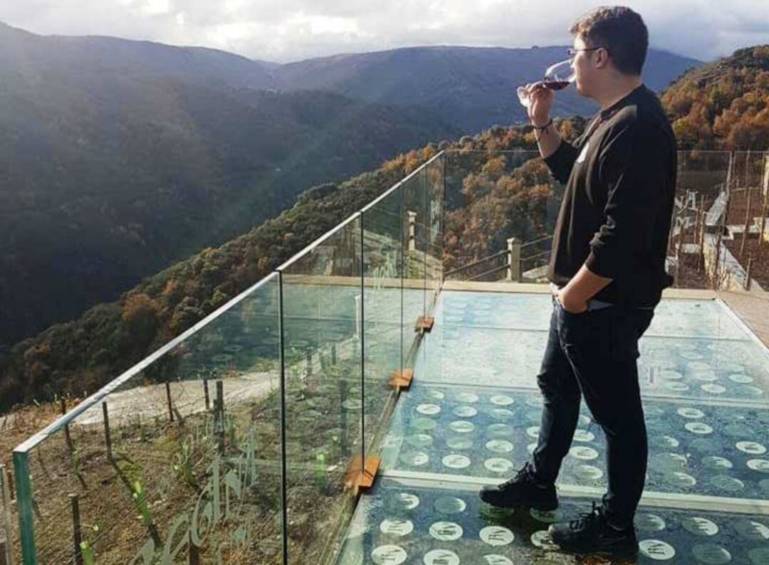 Juan Carlos Carrasco Junior, catando una copa de vino