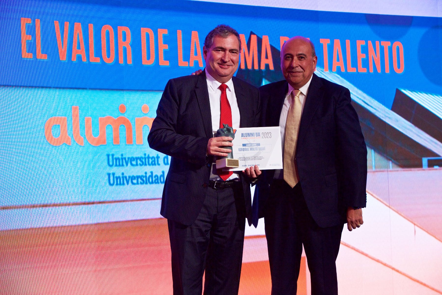 Ezequiel Moltó recibe el reconocimiento de manos del Decano de la facultad de Letras de la Universidad de Alicante