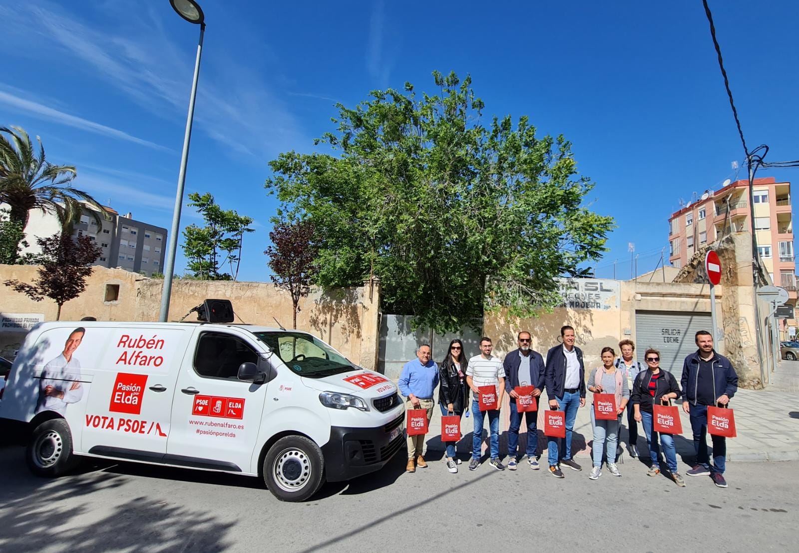 El PSOE recorre el barrio de la Purísima de Elda