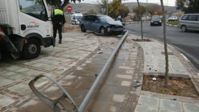 El turismo ha derribado la farola del fuerte golpe