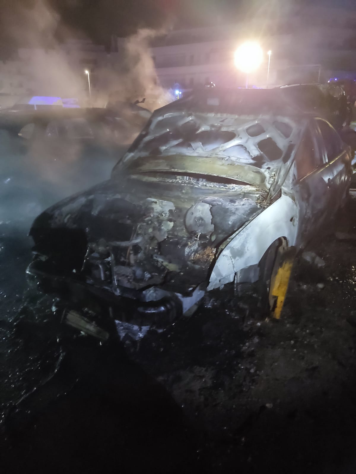 Uno de los vehículos calcinados en una imagen de los Bomberos de Ibiza