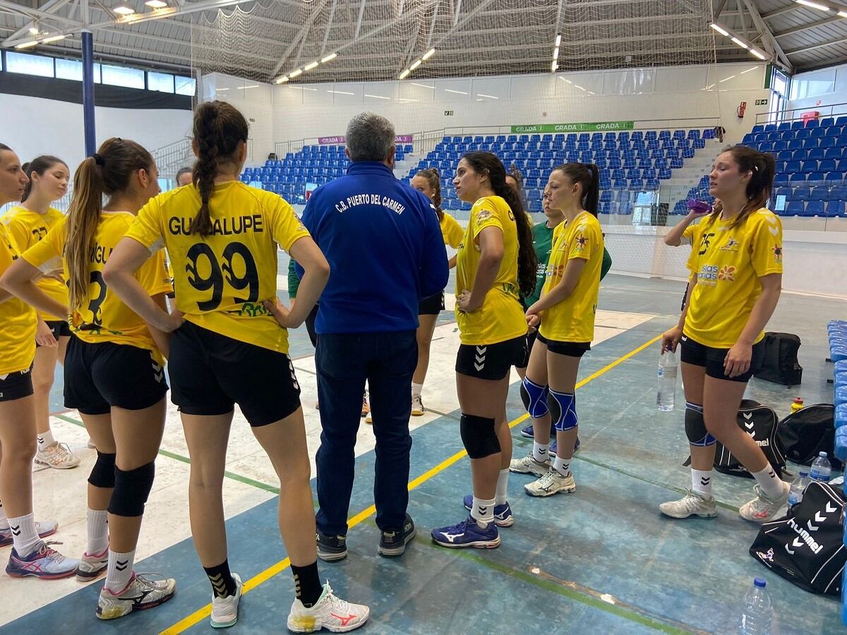 Jugadoras y técnicos del CB Puerto del Carmen.