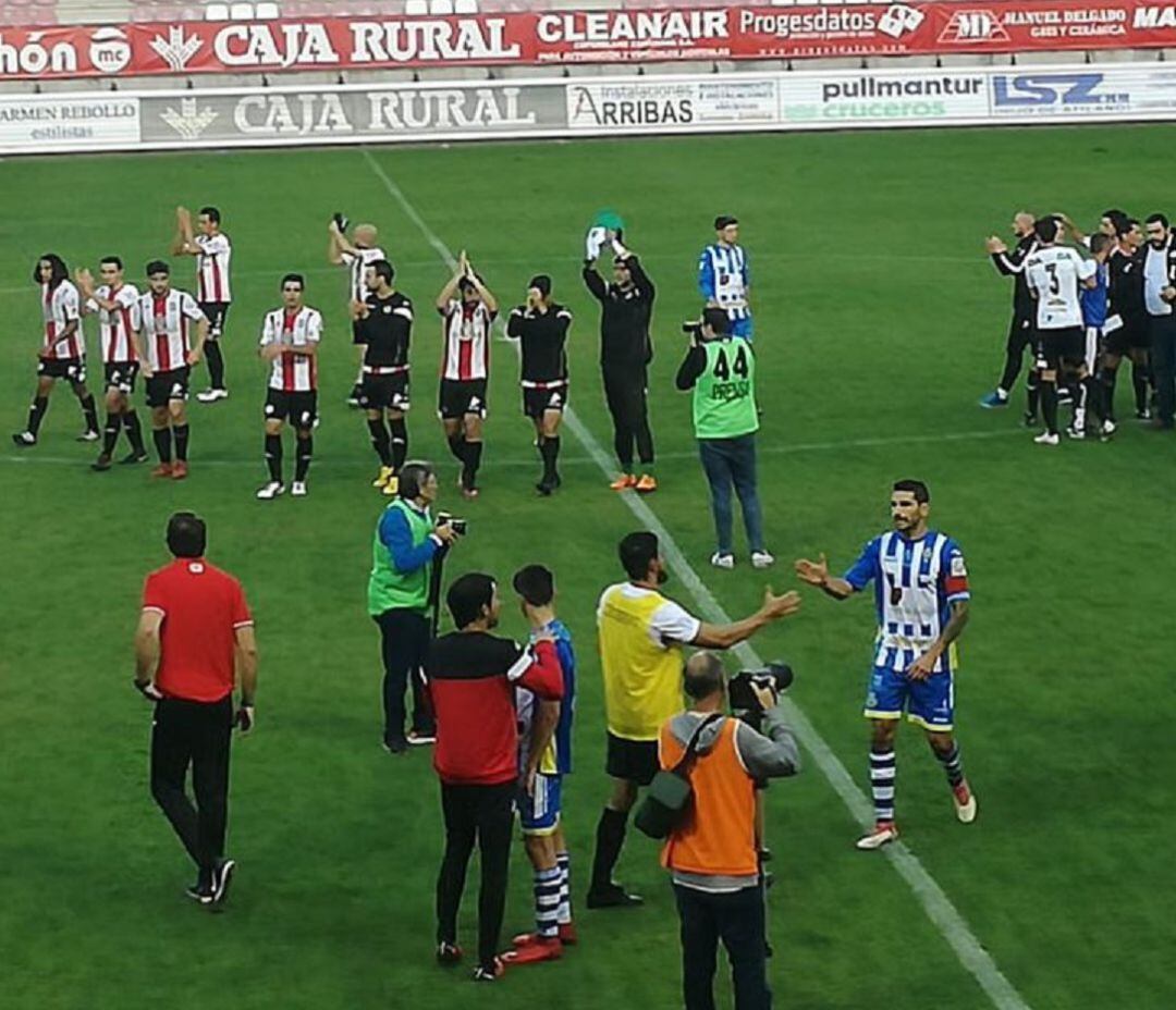 Los rojiblancos celebran el triunfo en el partido de ida