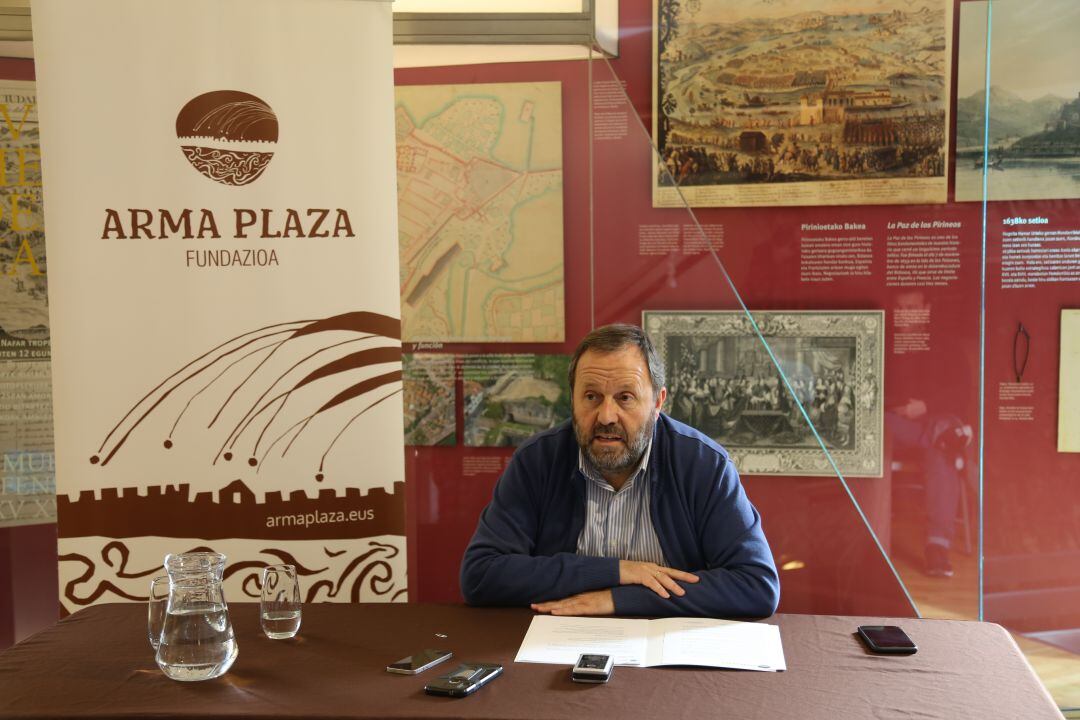 Txomin Sagarzazu, alcalde de Hondarribia y presidente del Patronato de la Fundación Arma Plaza, dando cuenta del balance de 2019 y los proyectos para 2020.