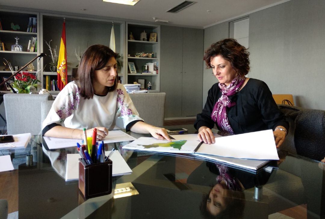 Ángeles Vázquez, conselleira de Medio Ambiente, y Sandra González, alcaldesa de Tomiño.