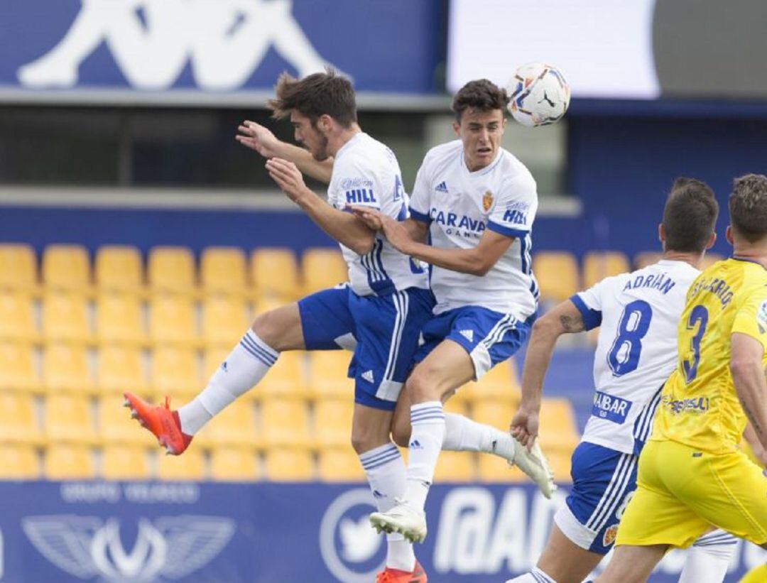 El Real Zaragoza disputa un balón en Alcorcón
