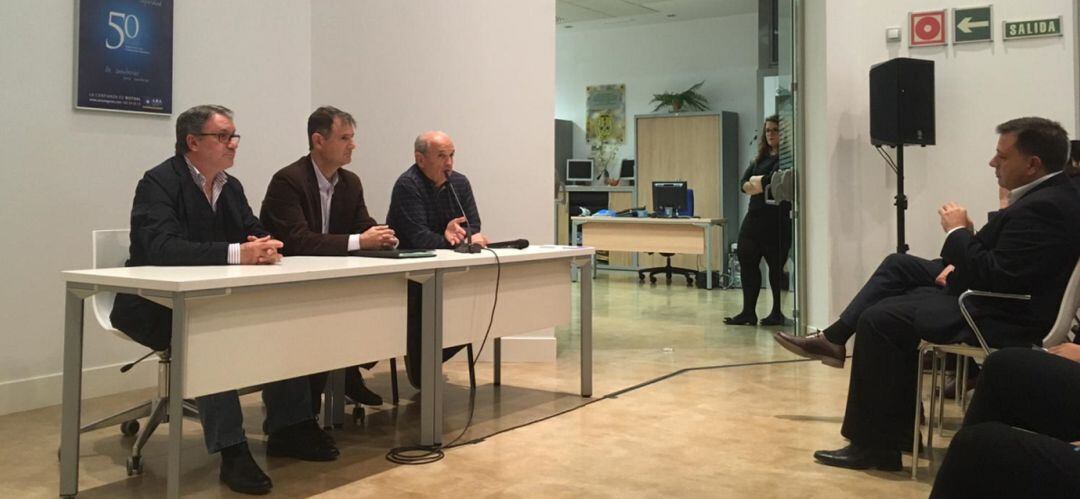 El presidente del Colegio de Médicos, el vocal de la plataforma y el presidente de los vecinos. En primera fila, el alcalde de Albacete