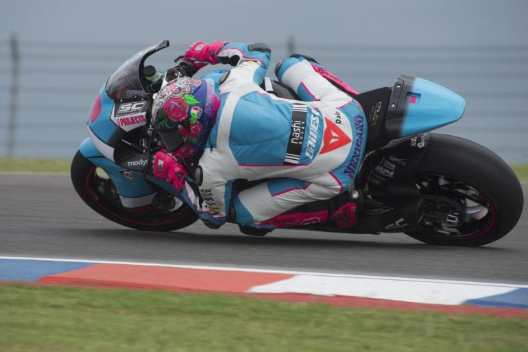 RIO HONDO, ARGENTINA - APRIL 02: Luis Salom of Spain and SAG Team rounds the bend during the MotoGp of Argentina - Qualifying at Termas De Rio Hondo Circuit on April 02, 2016 in Rio Hondo, Argentina. (Photo by Mirco Lazzari gp/Getty Images)