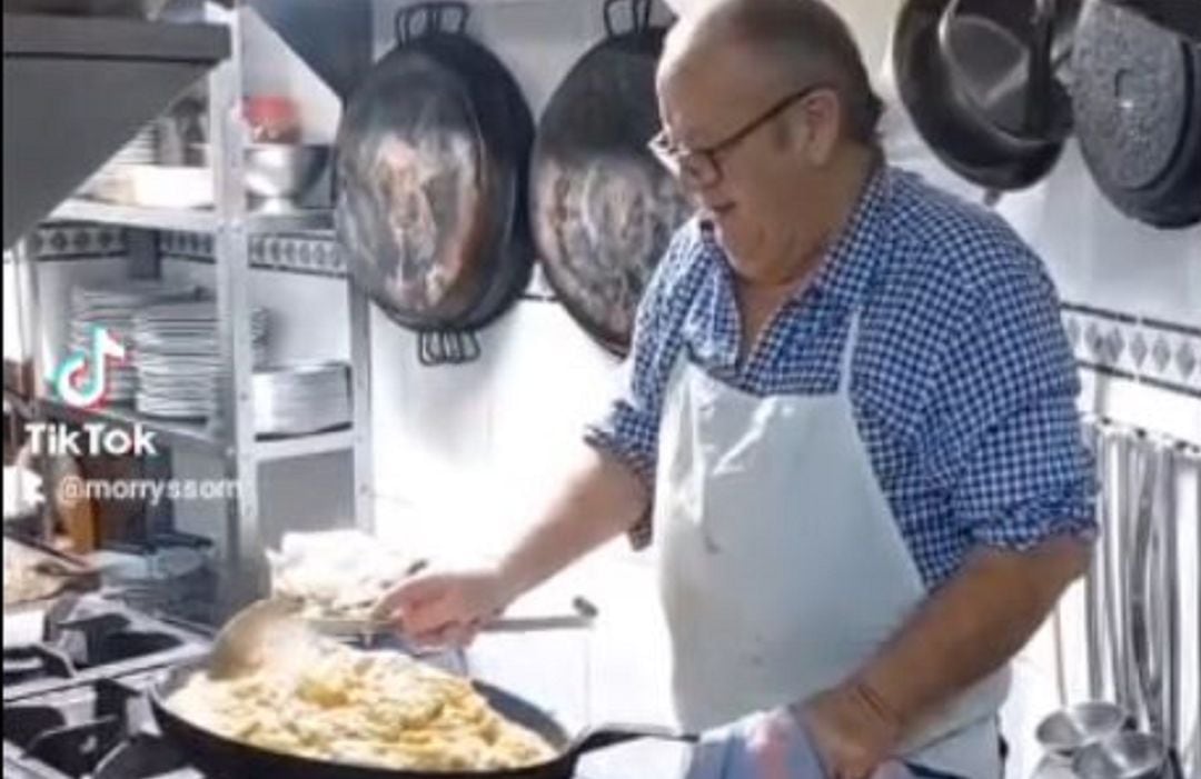 Pedro Sausor en la cocina de su restaurante, el Morryssom, en Barcelona, elaborando una tortilla de 65 huevos.