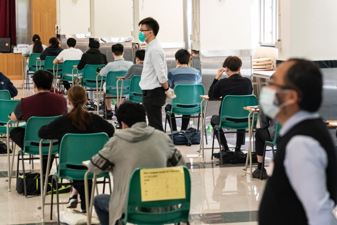 Alumnos realizan un examen en Hong Kong este mes de abril