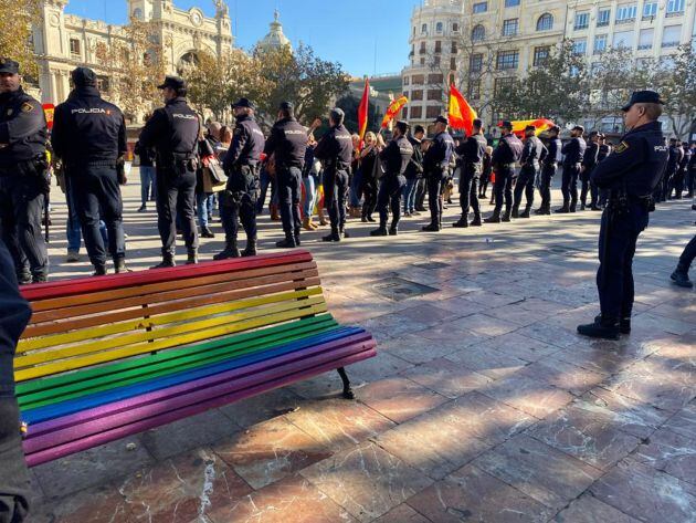 Cordón policial frente al Ayuntamiento de València que separa la Cabalgata de les Magues de Gener y quienes han intentado boicotear el desfile