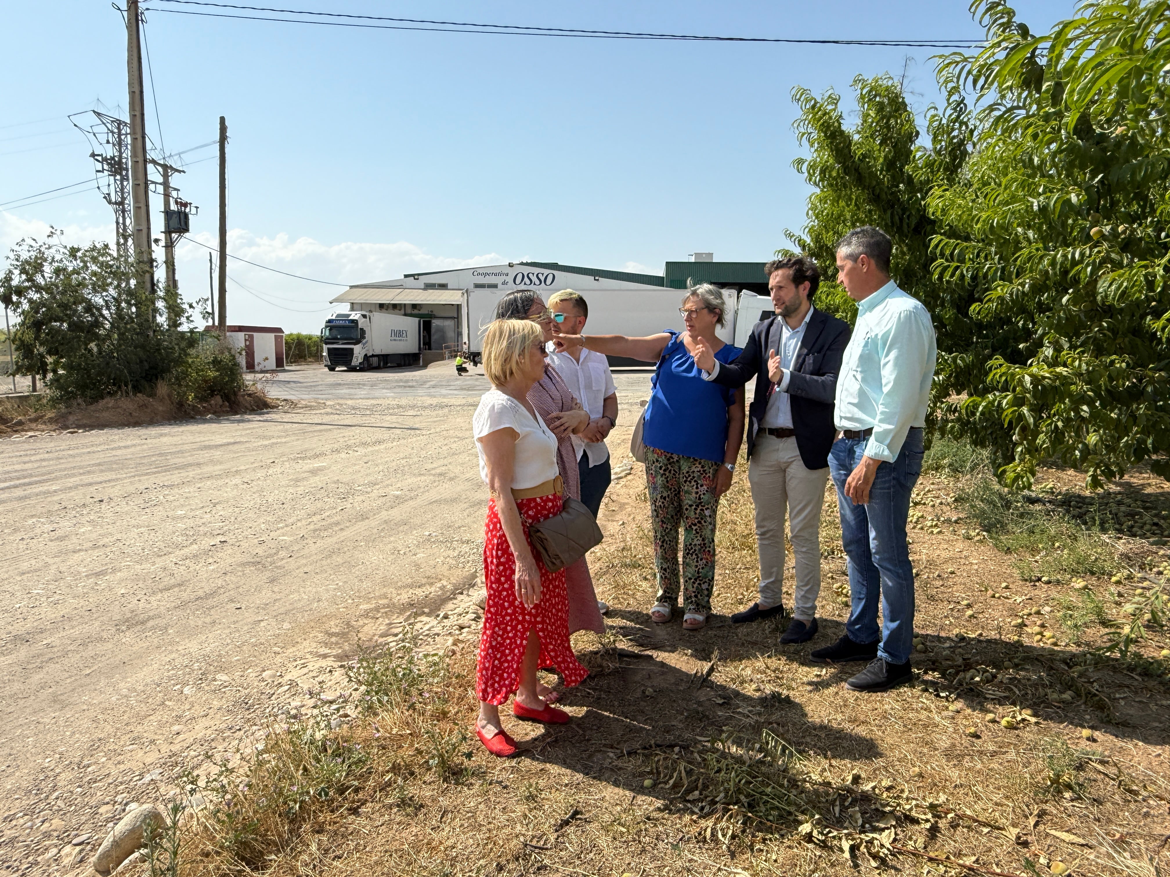 Isaac Claver en Osso de Cinca, junto a la alcaldesa Sara Campos y otros ediles.