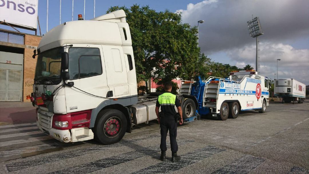 Un policía junto a camiones en La Menacha.