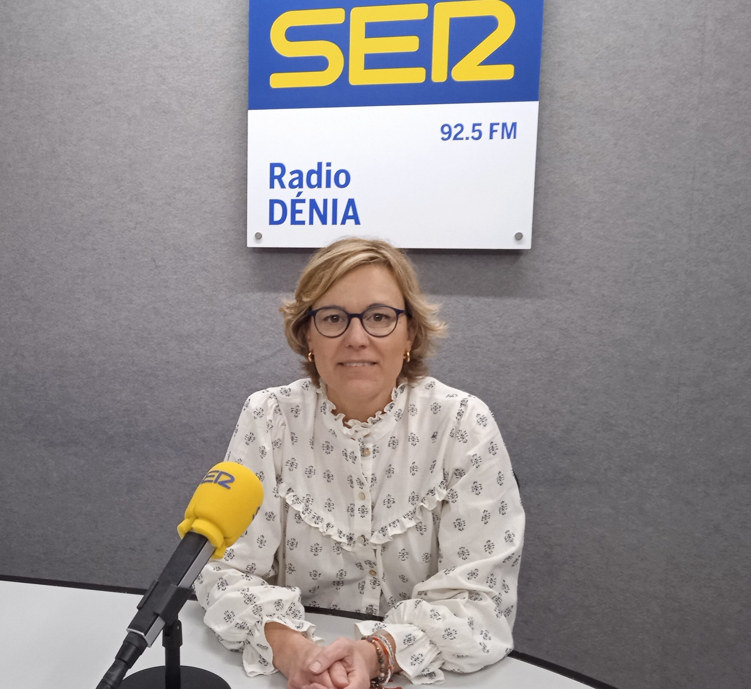 La líder del PP de Xàbia, Rosa Cardona en una visita anterior a Radio Dénia Cadena SER.