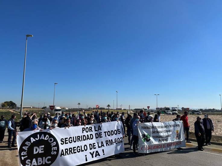 Protesta por el mal estado de la carretera que da acceso a SABIC en febrero de 2022