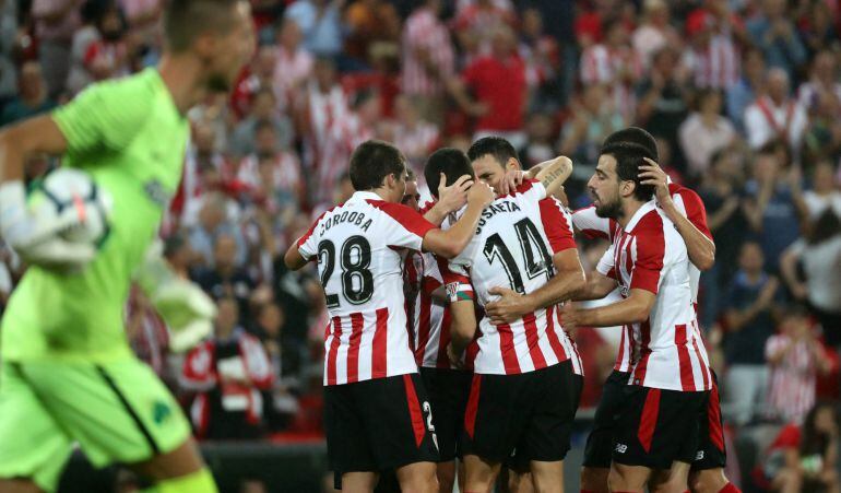 Los jugadores del Athletic celebran el gol de Iker Muniain.