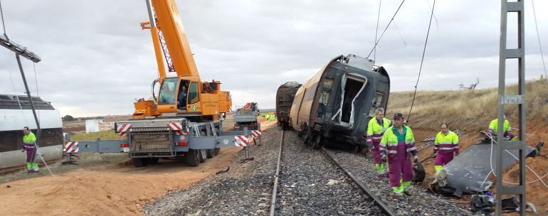 Imagen de los técnicos que han participado en las labores de reparación en la vía siniestrada en Manzanares