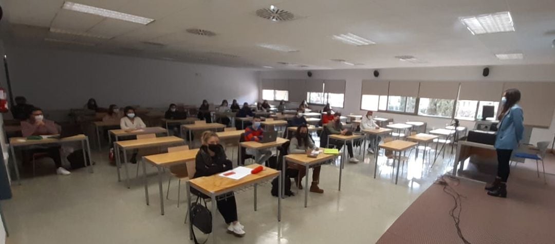 Imagen de archivo, de un aula con distancia en el campus de Ciudad Real