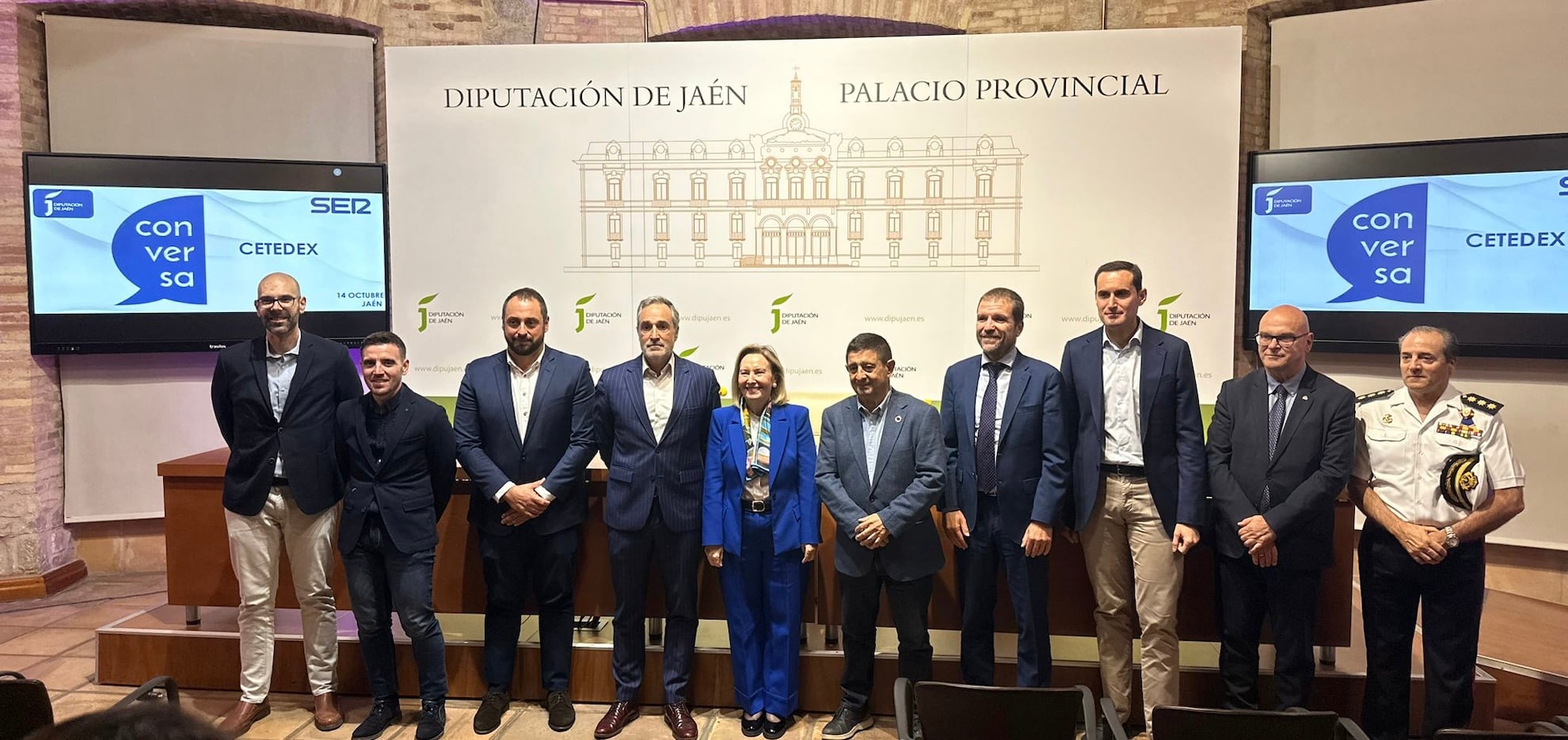 Autoridades y ponentes del Foro Conversa Cetedex en foto de familia.