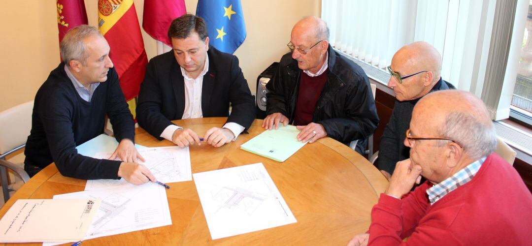 Firman del contrato de adquisición de los terrenos