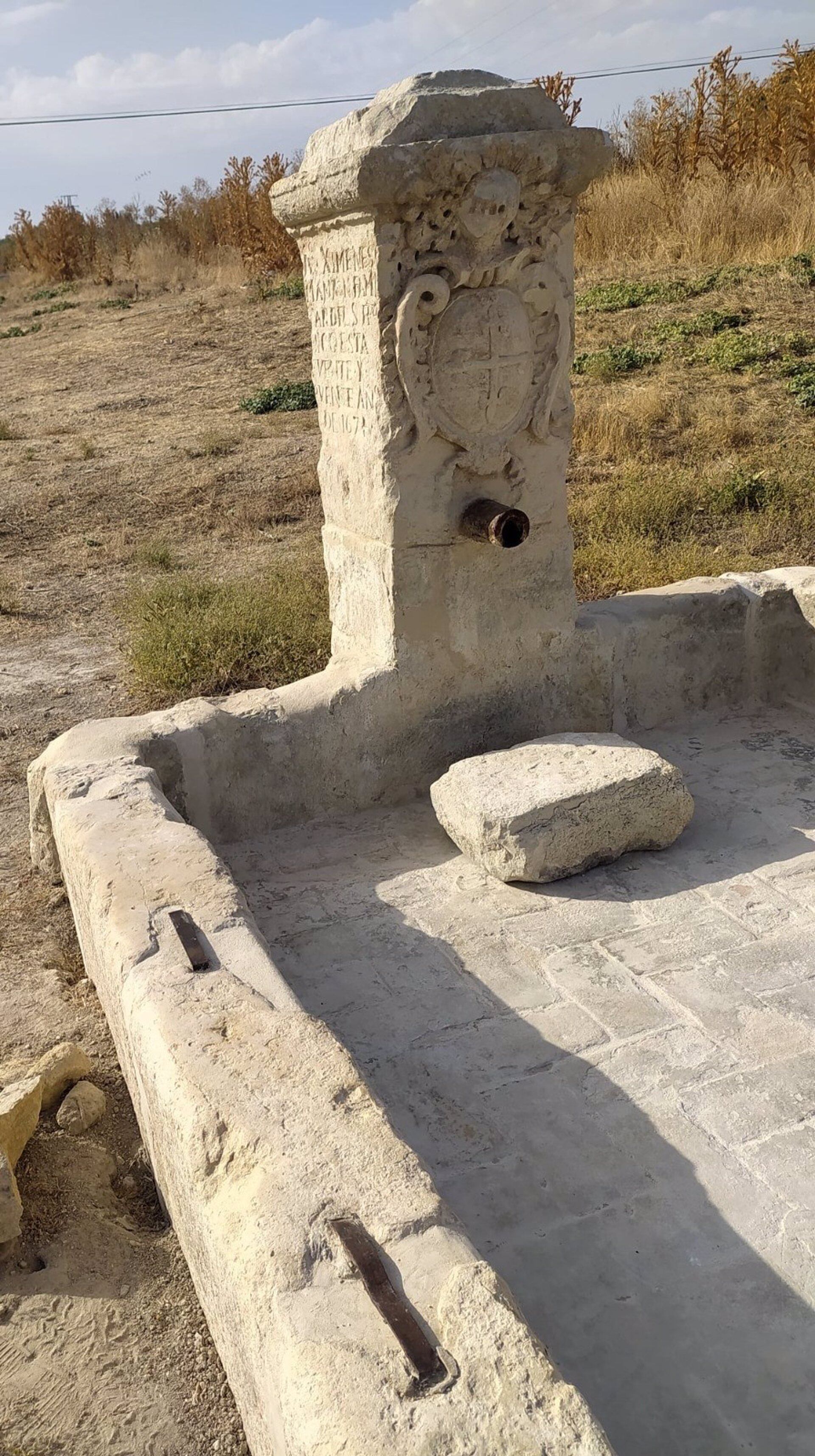 Imagen de la fuente de Lucena del siglo XVII que ha sufrido el robo de un pilar.