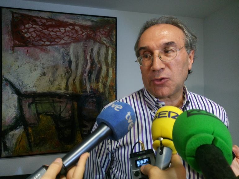 El conseller de Educación, Martí March, atendiendo a los medios tras el encuentro