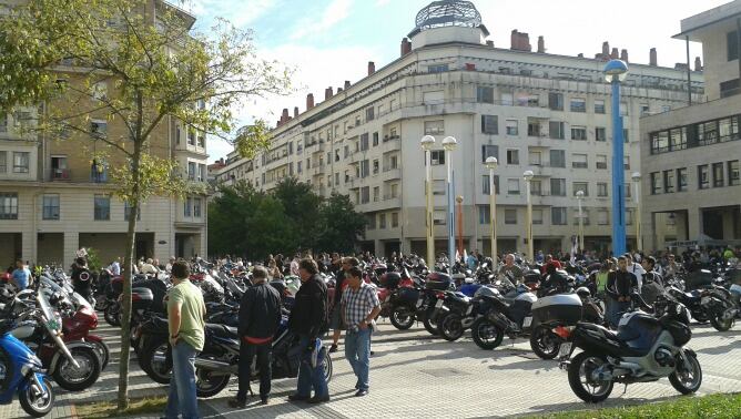 Las motos se han concentrado a las 10:30 en la plaza Julio Caro Baroja