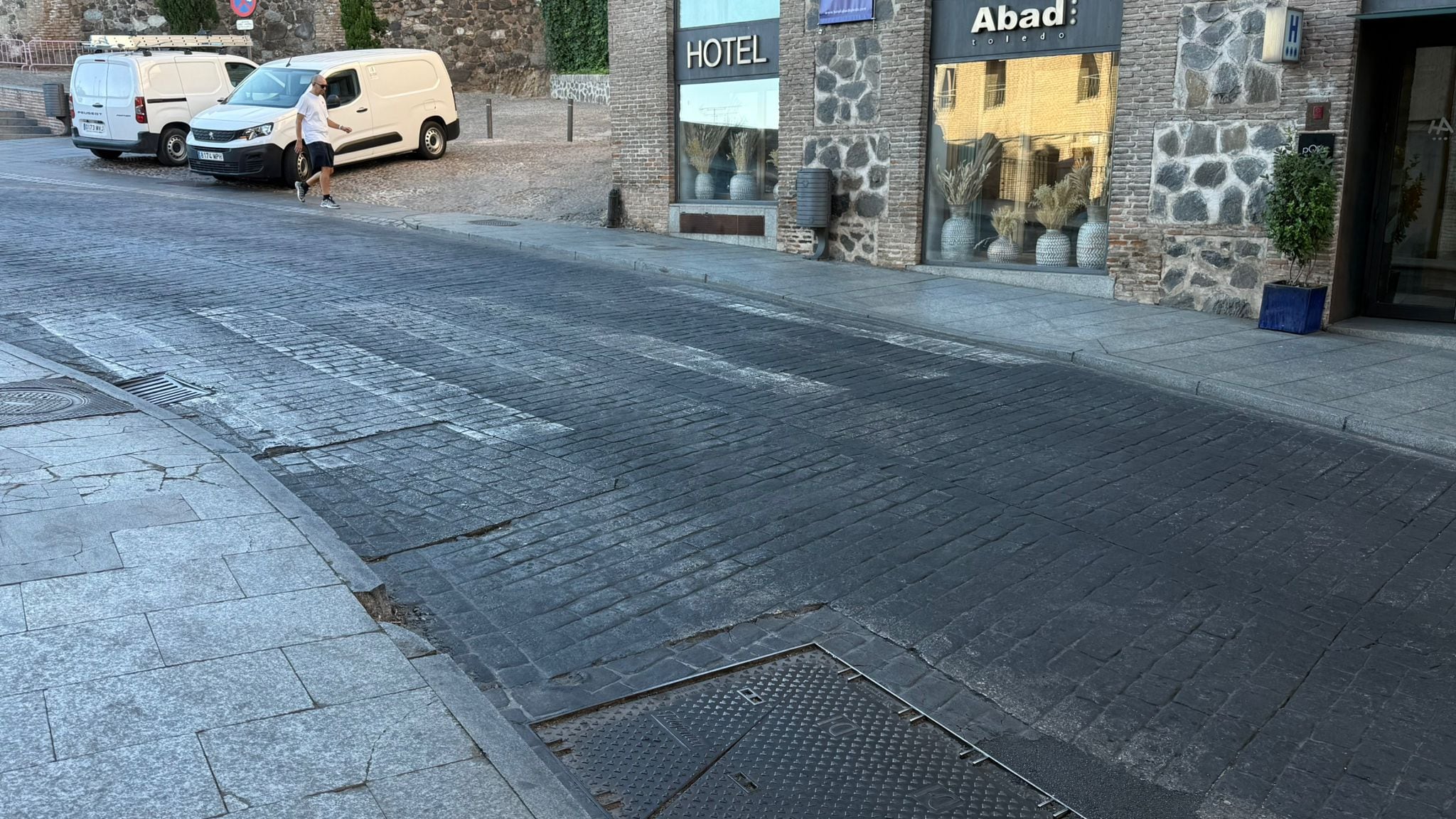 Uno de los pasos de cebra del tramo entre la Plaza de Zocodover y la Puerta de Bisagra