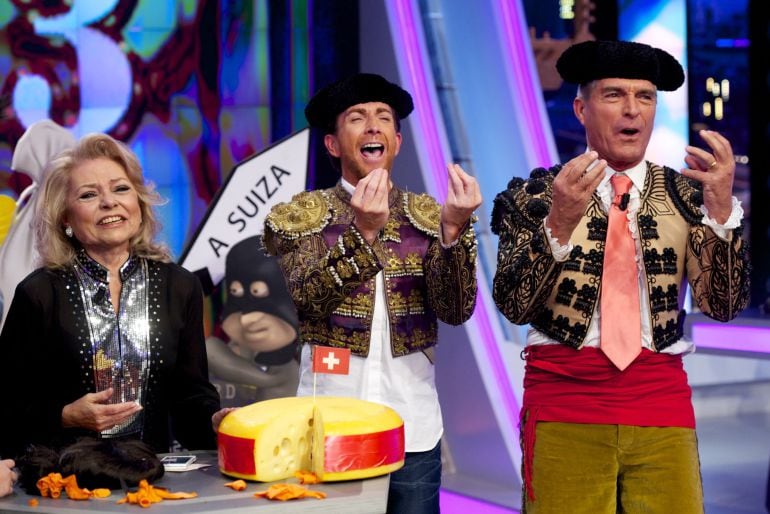 MADRID, SPAIN - DECEMBER 04:  (L-R) Mayra Gomez Kemp, Pablo Motos and Manuel Sarria of Duo Sacapuntas attend &#039;El Hormiguero&#039; Tv show at Vertice Studio on December 4, 2014 in Madrid, Spain.  (Photo by Juan Naharro Gimenez/Getty Images)