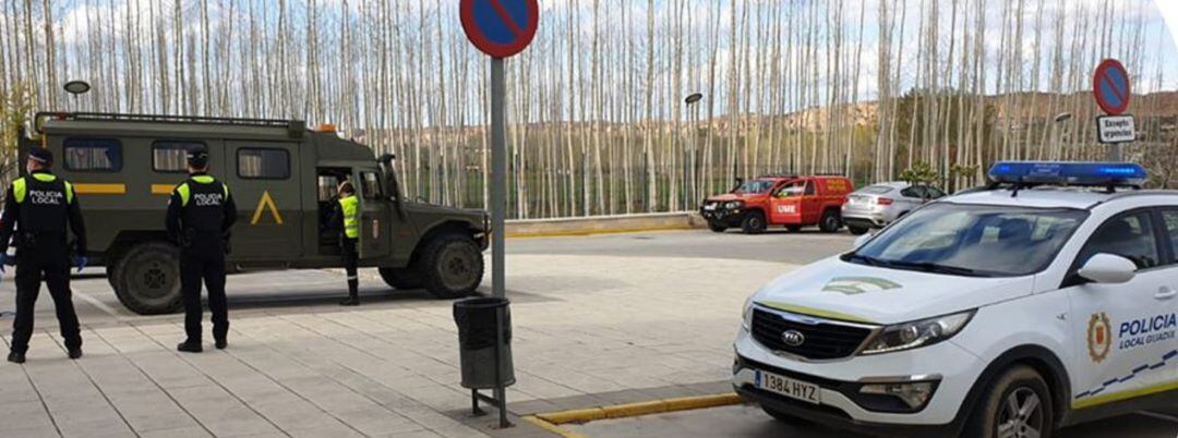 La UME desinfecta residencias y hospital de Guadix