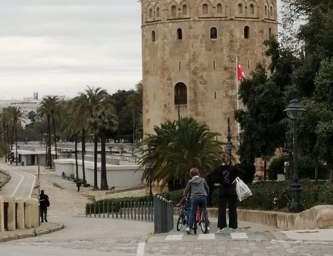 Los primeros niños salen a la calle siguiendo las normas del estado de alarma