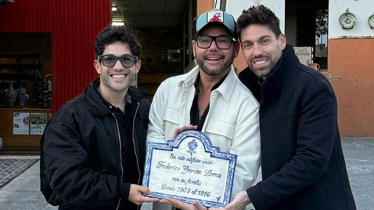 El cantaor Miguel Poveda (en el centro de la imagen) recogió el 11 de febrero de 2025 en la fábrica de artesanía Fajalauza de Granada la placa encargada para la casa donde vivió Federico García Lorca en la Acera del Darro y que convertirá en centro cultural