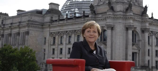 La canciller alemana, Angela Merkel, posa antes de una entrevista para las cadenas públicas de televisión ARD y ZDF