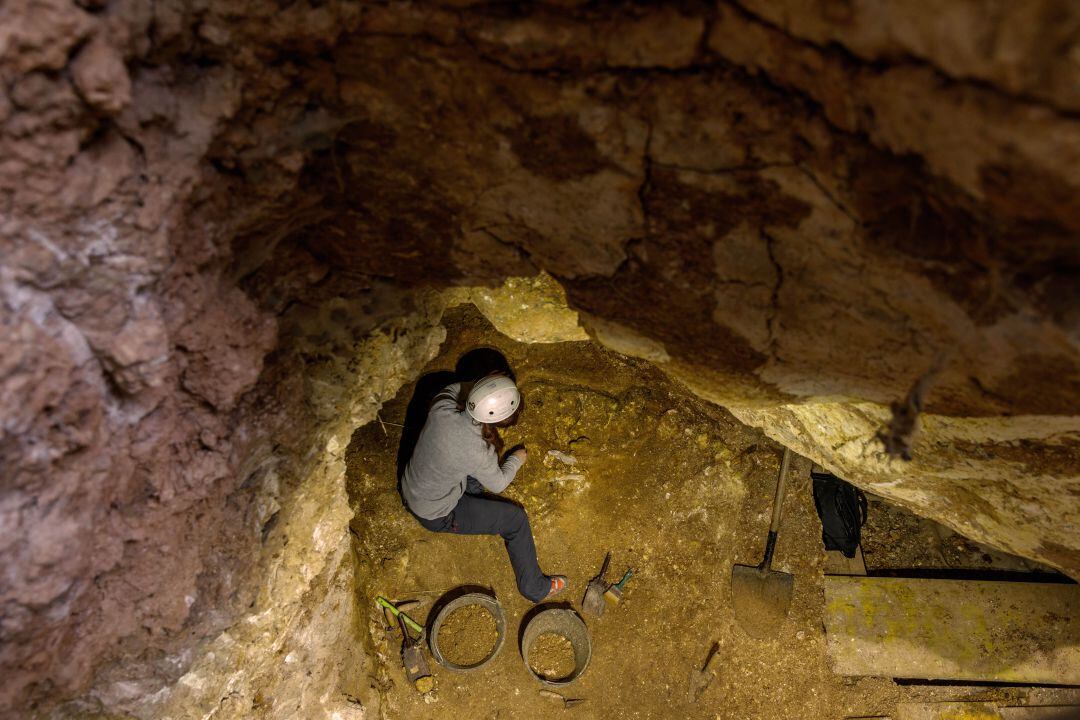 Una lasca de cuarzo adelanta la llegada de las poblaciones europeas a Atapuerca.