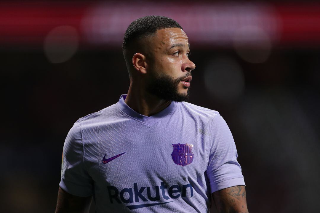 Memphis durante un partido con el Barça